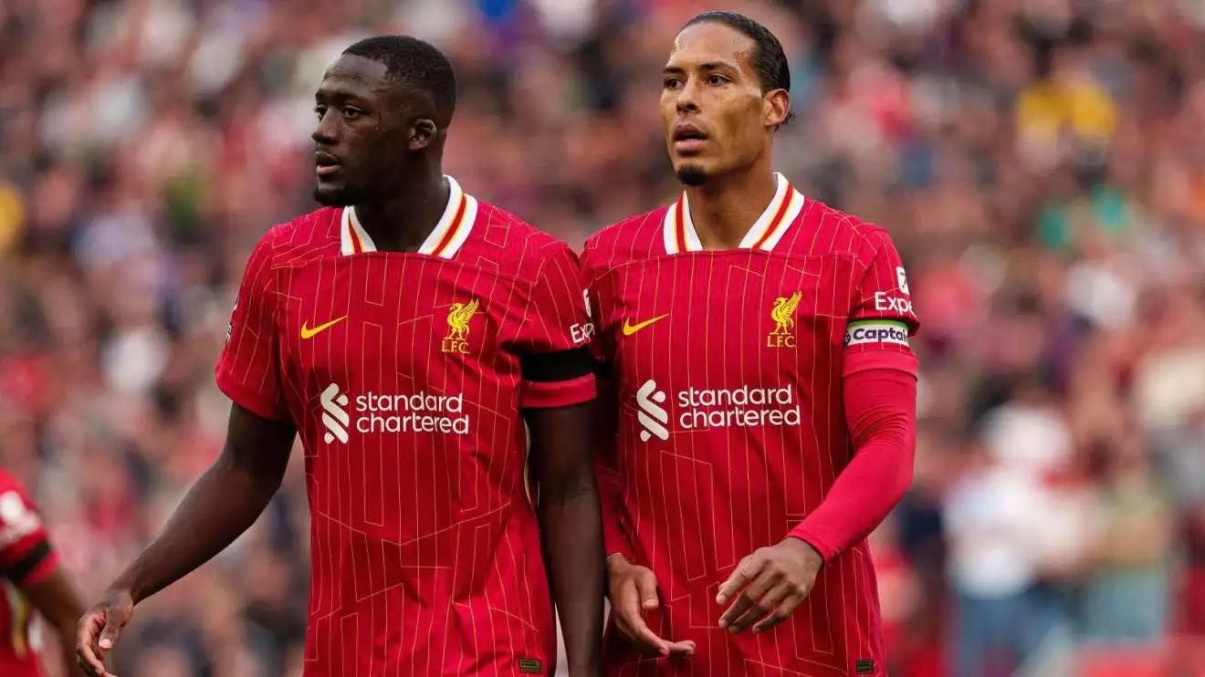 Ibrahima Konate e Virgil van Dijk durante uma partida.
