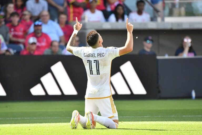 Vasco lucra com gols de Gabriel Pec nos Estados Unidos