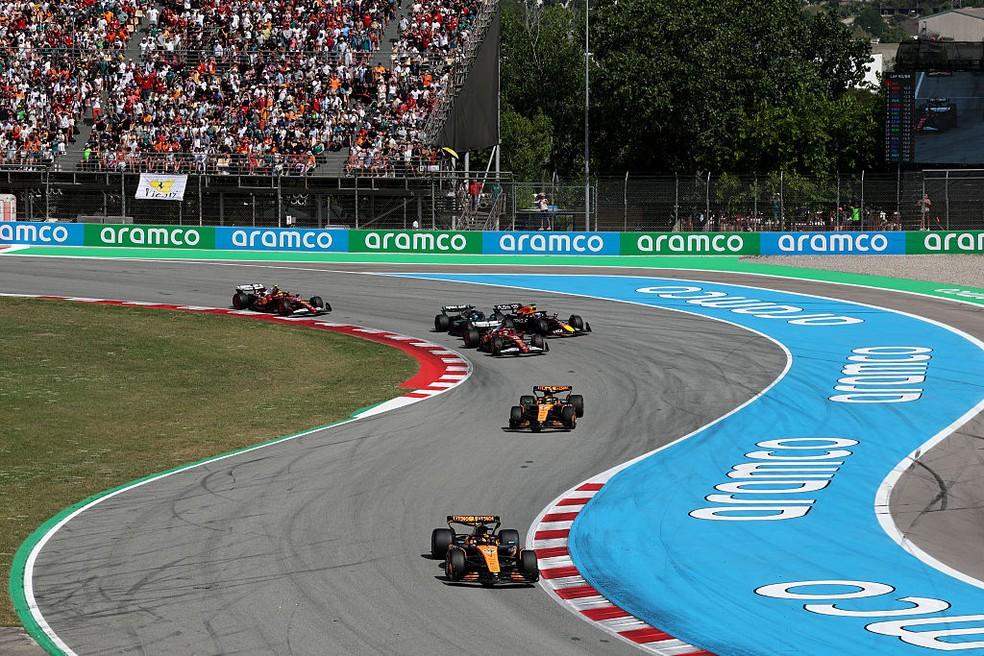 Max Verstappen em disputa com Charles Leclerc e George Russell no GP da Espanha