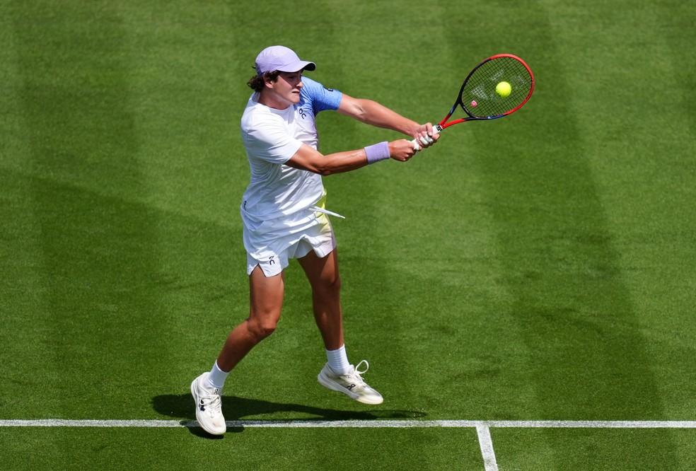 João Fonseca em ação contra Zizou Bergs no ATP 250 de Eastbourne — Foto: John Walton/PA Images.