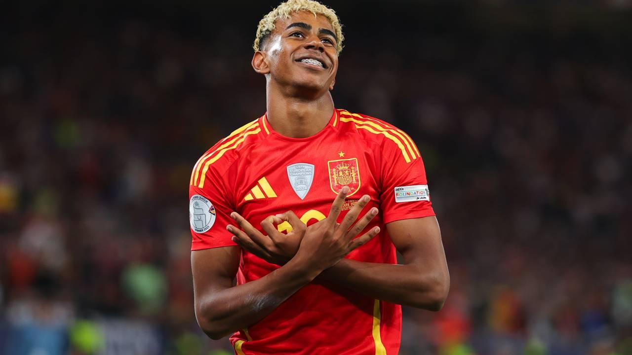 Lamine Yamal celebra após marcar gol durante a semifinal da UEFA Nations League