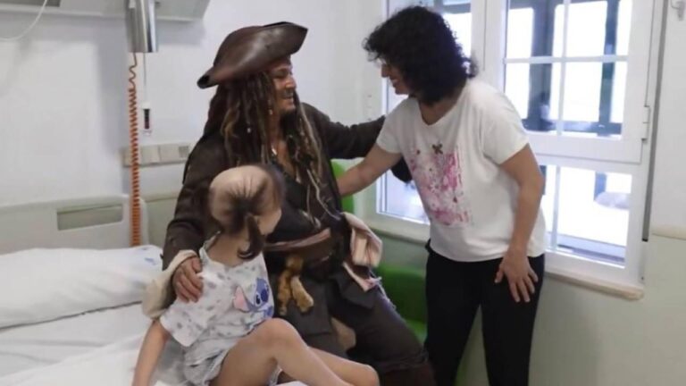 Johnny Depp surpreende crianças em hospital na Espanha vestido de Jack Sparrow