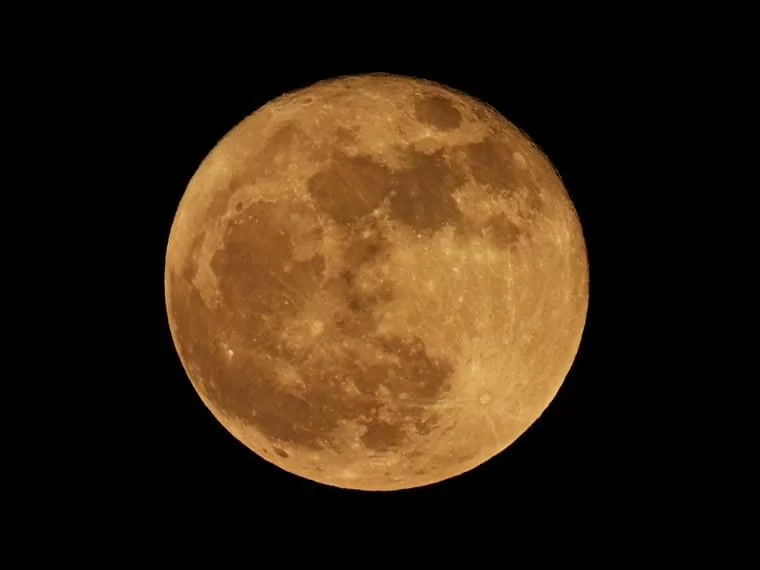 Descubra por que a lua cheia de junho é chamada de lua de morango