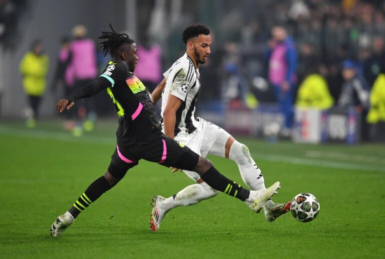 Crystal Palace considera contratação de Lloyd Kelly do Newcastle