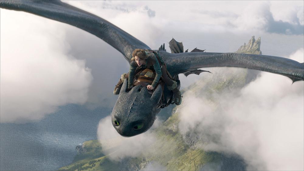 Cena do filme 'Como Treinar o Seu Dragão', com Mason Thames montando em Toothless, o Dragão Fúria da Noite.