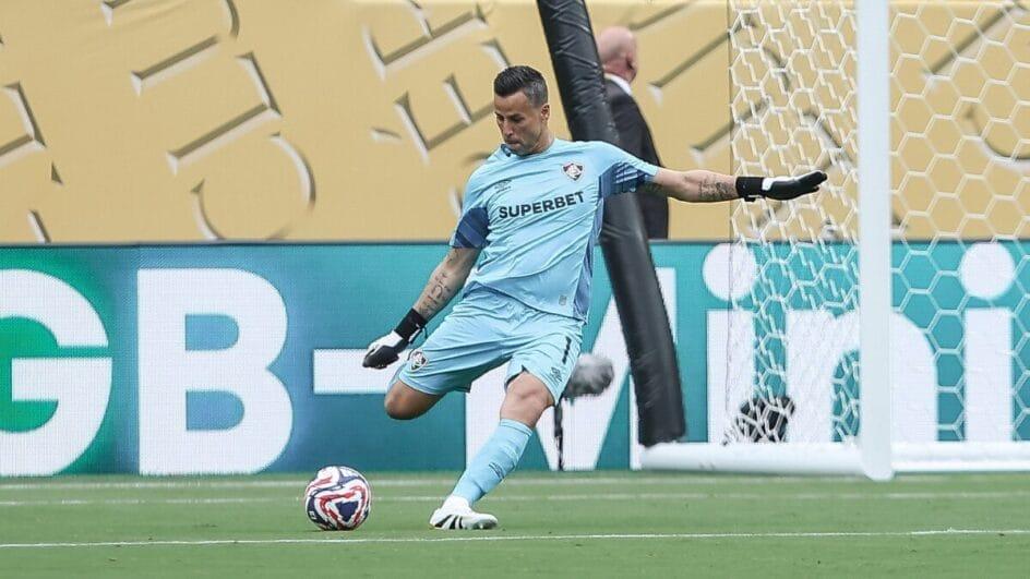 Goleiro do Fluminense em ação durante a partida