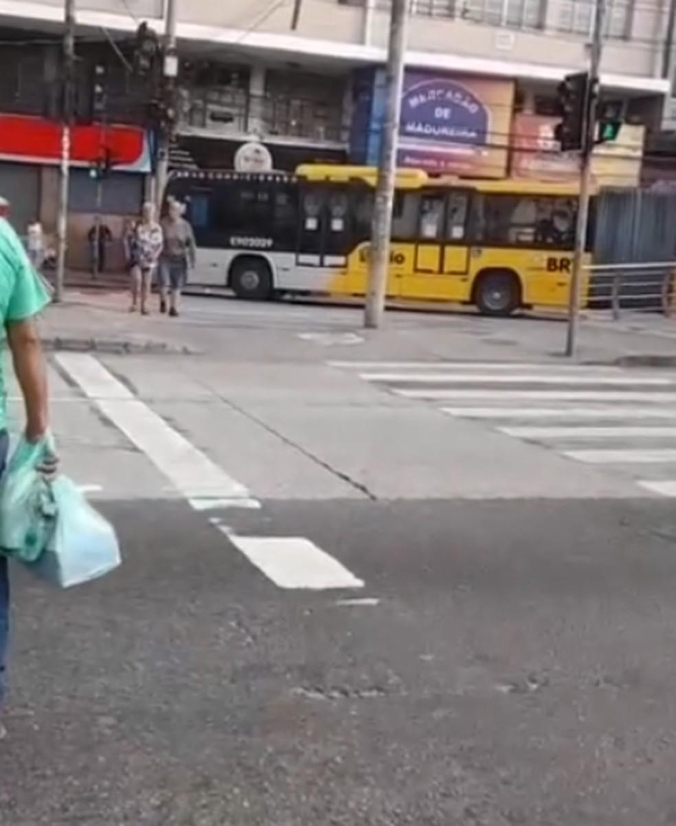 Tiroteio na Serrinha fecha ruas e interrompe BRT em Madureira