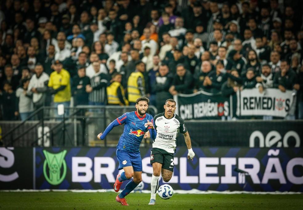 Juninho Capixaba, do Red Bull Bragantino, em duelo contra o Corinthians.