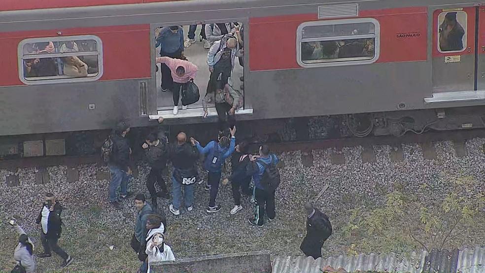 Passageiros descem do trem após falha na Linha 12-Safira