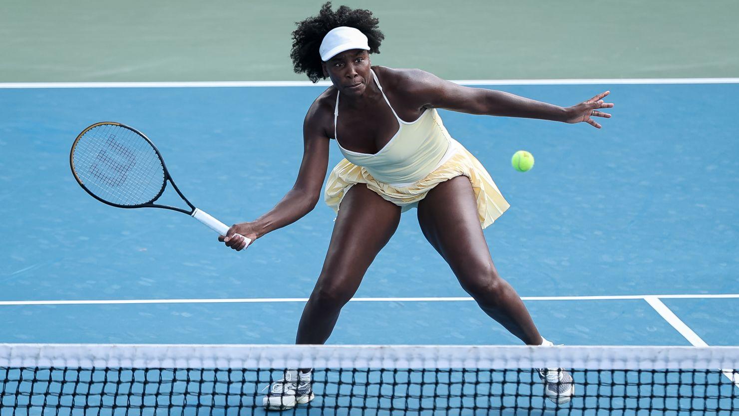 Venus Williams alcança as quartas de final do doubles no Citi Open ao lado de Hailey Baptiste.