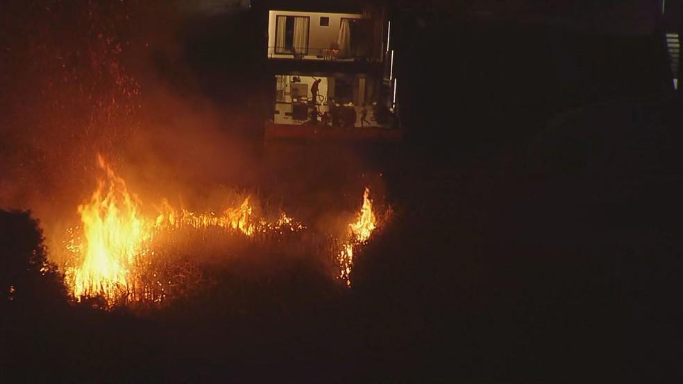 Incêndio se aproxima de casa em Vargem Grande — Foto: Reprodução/Globocop