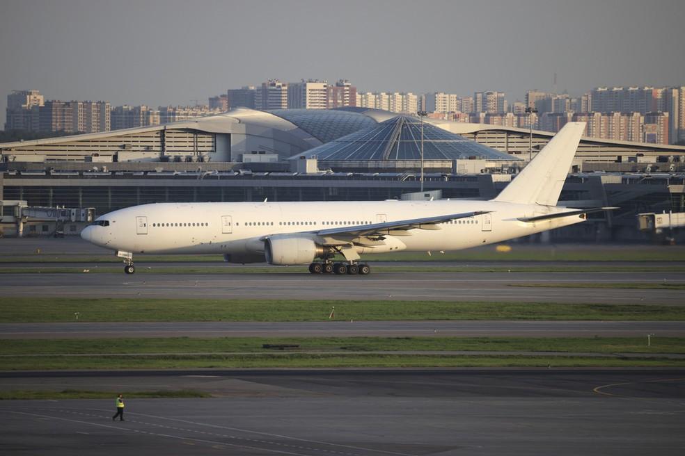 O Boeing 777-200ER da Nordwind Airlines, da Rússia, antes de decolar rumo a Pyongyang