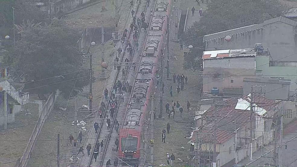 Usuários caminham pelos trilhos após falha na Linha 12-Safira da CPTM
