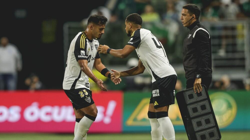 Gabriel Menino é substituído por Rômulo no jogo entre Palmeiras e Atlético