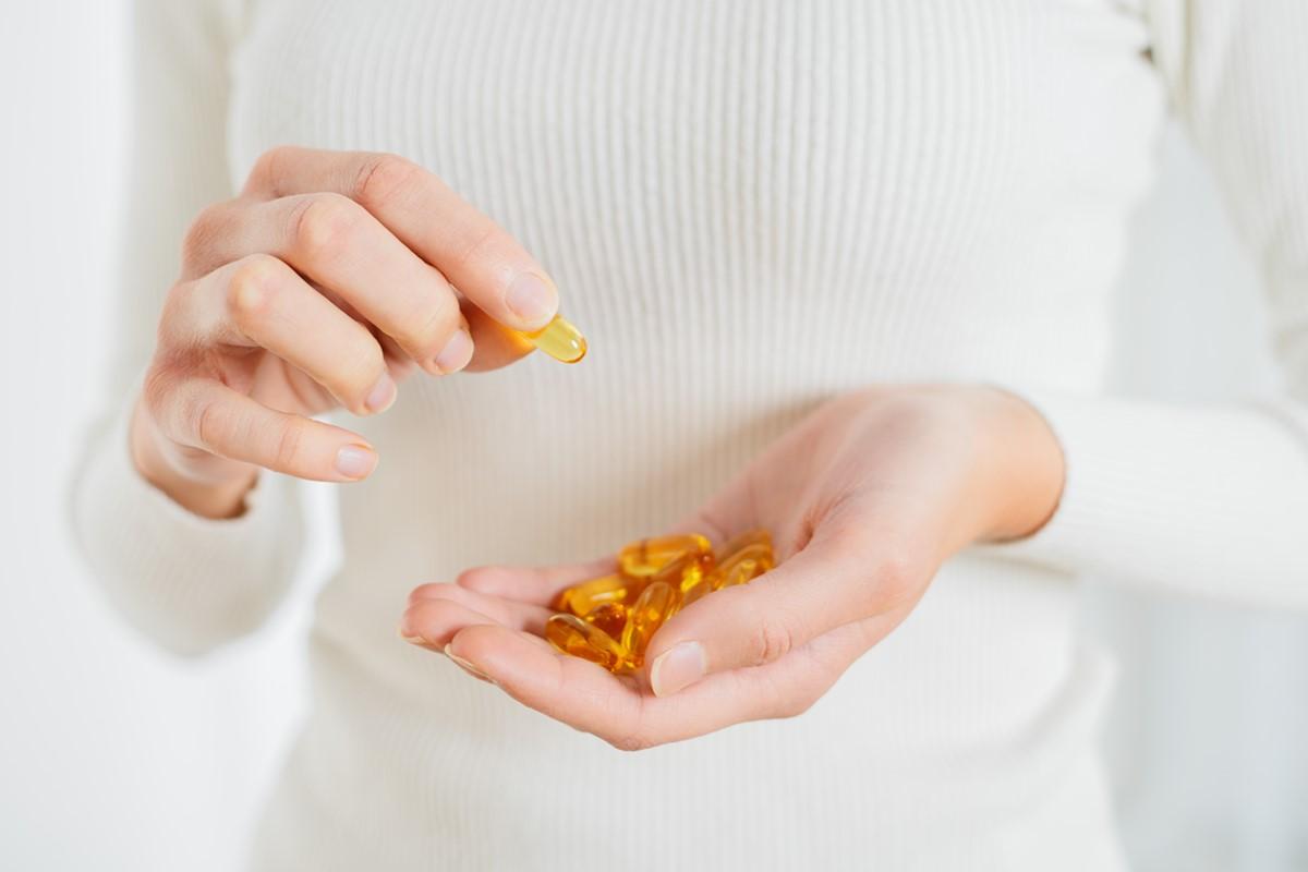 Mão segurando um punhado de ômega-3