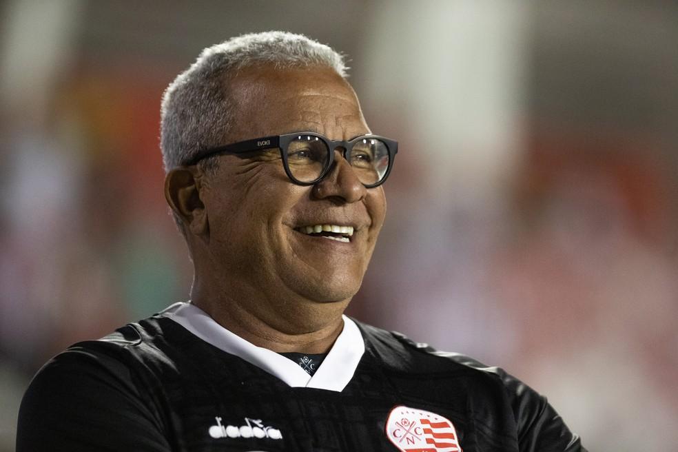 Hélio dos Anjos sorridente após vitória do Náutico sobre o Caxias — Foto: Rafael Vieira/AGIF