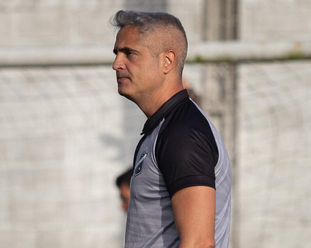 Rodrigo Santana celebra vitória nos acréscimos