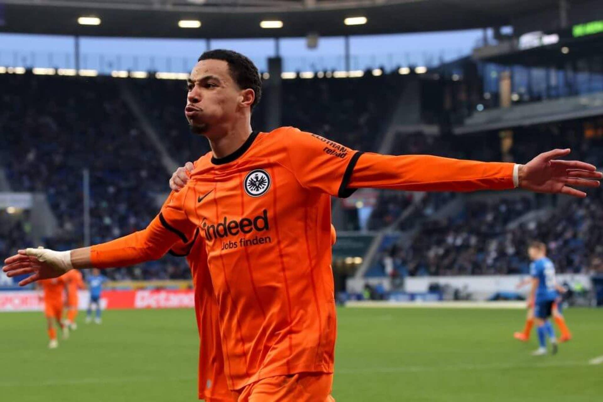 Hugo Ekitike comemorando seu gol pela equipe do Eintracht Frankfurt