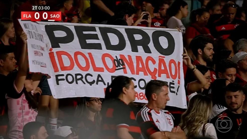 Cartaz de apoio a Pedro na torcida do Flamengo no Maracanã