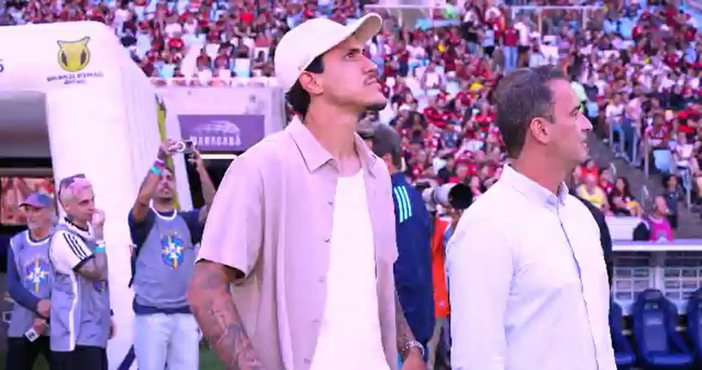 Fora da lista de relacionados, Pedro vai ao gramado do Maracanã antes de Flamengo x São Paulo