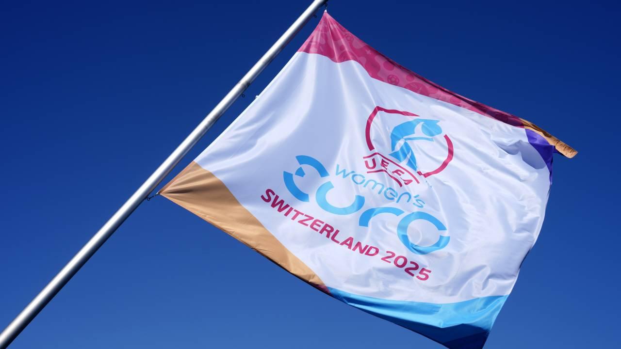 Bandeira da UEFA em frente ao Estádio de Genebra, Suíça, antes da semifinal da Eurocopa Feminina 2025.