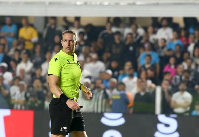 VAR marca pênalti polêmico e Internacional vence Santos na Vila Belmiro