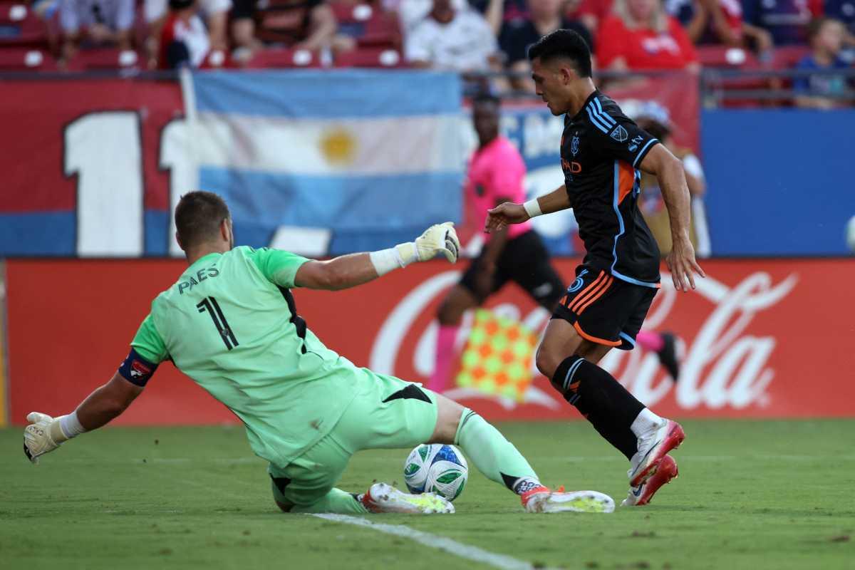 Alonso Martínez do New York City FC marca um gol contra o FC Dallas