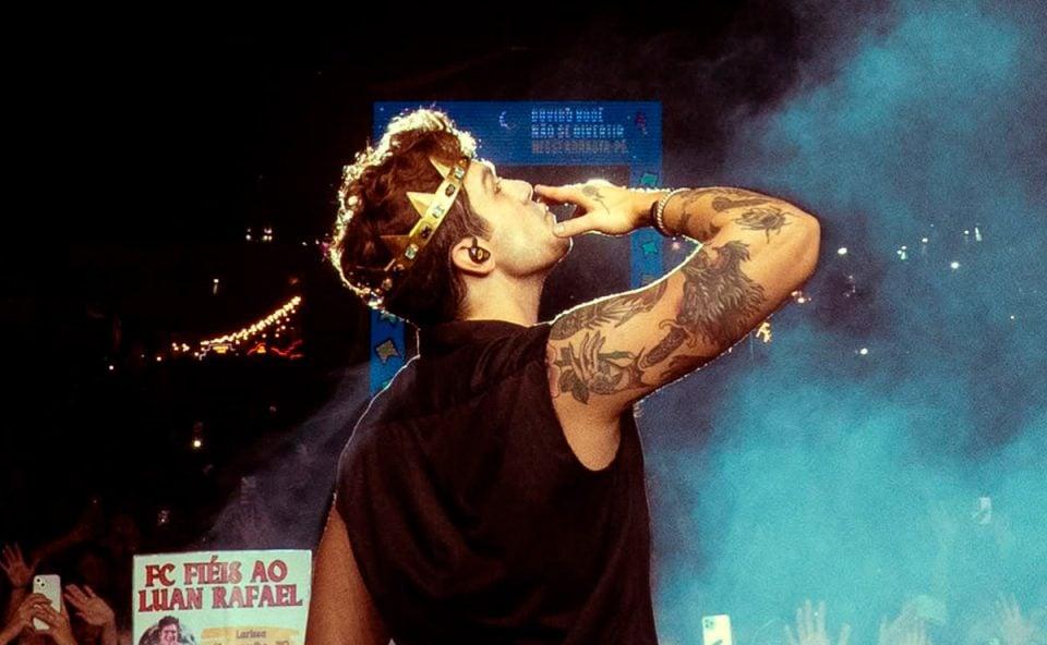 Luan Santana gravando DVD em Curitiba, evento marcante para seus fãs.