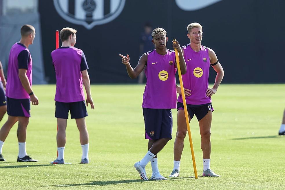 Lamine Yamal e Lewandowski em treino de pré-temporada do Barcelona