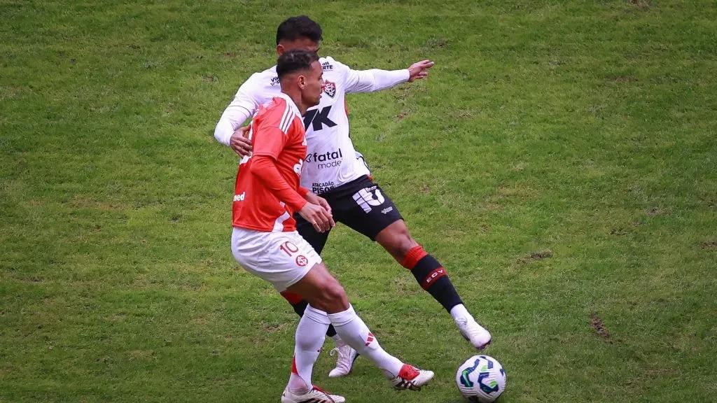 Alan Patrick disputa lance durante partida no Beira-Rio