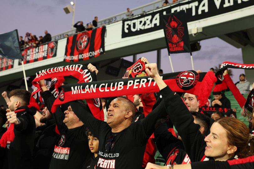 Torcedores do AC Milan mostram seu apoio