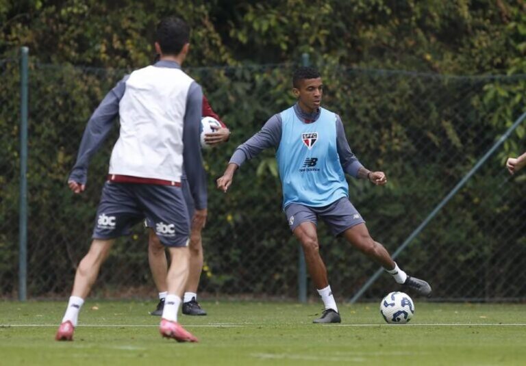 Luiz Gustavo e Lucas Moura avançam em recuperação e treinam com bola no São Paulo