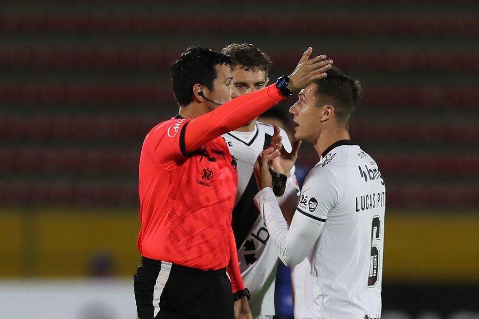 Piton é expulso e discute com o árbitro Kevin Ortega durante a partida