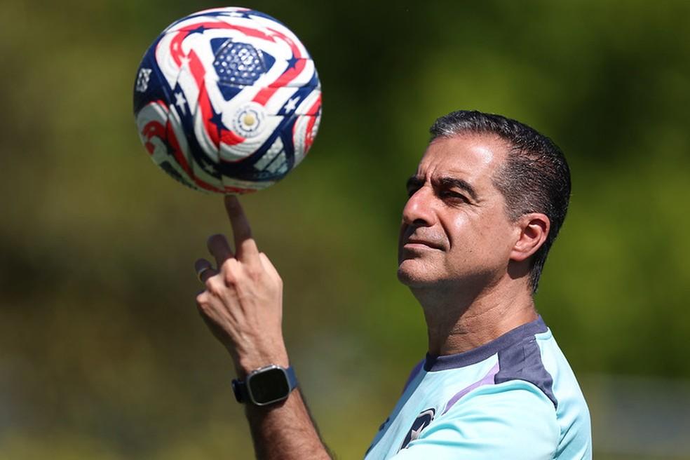 Renato Paiva em treino do Botafogo