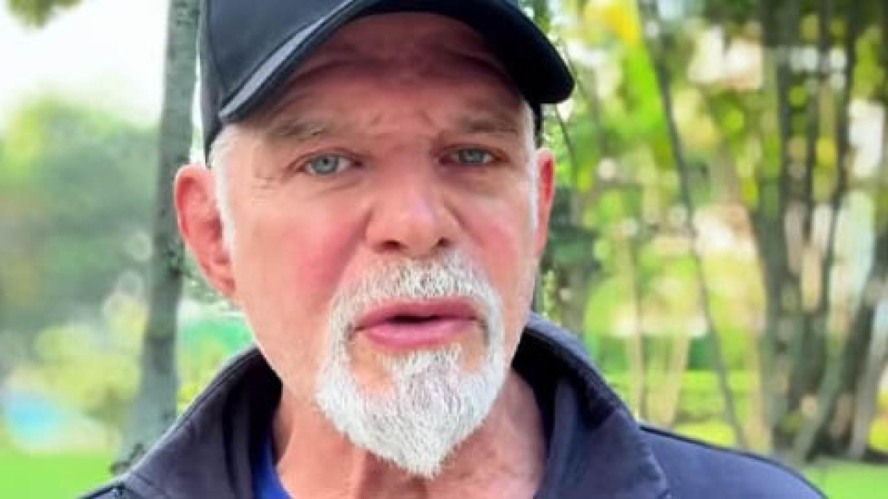 Raul Gazolla com cavanhaque e árvores ao fundo.