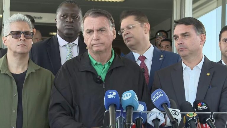 Bolsonaro Defende Inocência e Permanência do Filho nos EUA em Coletiva
