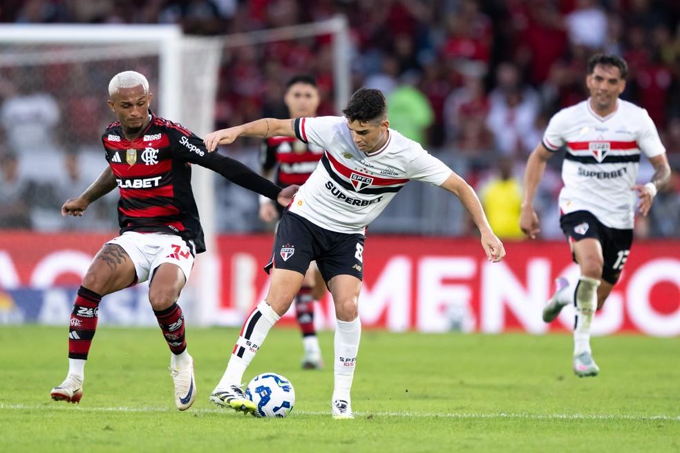 Oscar disputa a bola em Flamengo x São Paulo