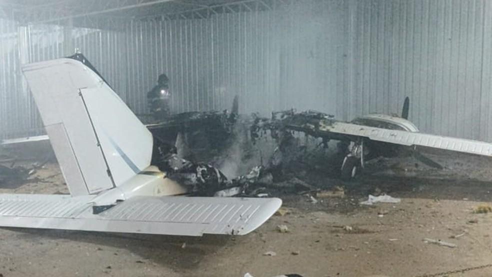 Avião bimotor Seneca III ficou destruído, após incêndio em hangar particular, no aeroporto de Vera Cruz (SP)