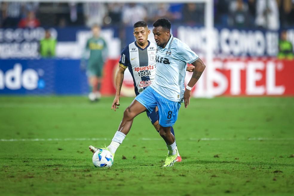 Edenilson em campo contra o Alianza Lima