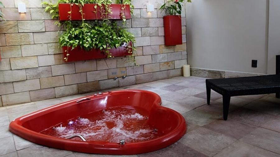 Banheira em formato de coração no Motel Secreto em Belém