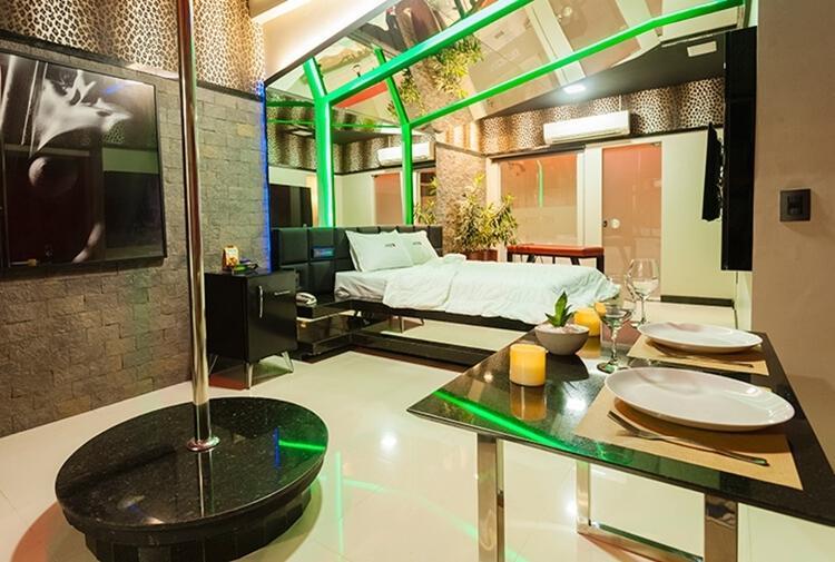 Barra de pole dance no Motel Secreto em Belém