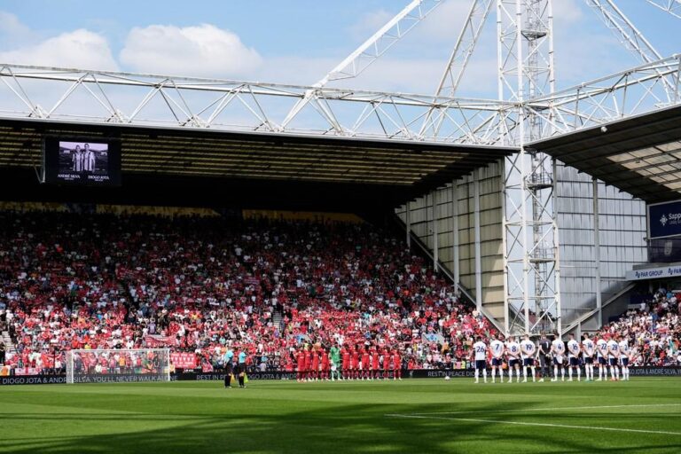 Liverpool vence amistoso e presta homenagens a Diogo Jota