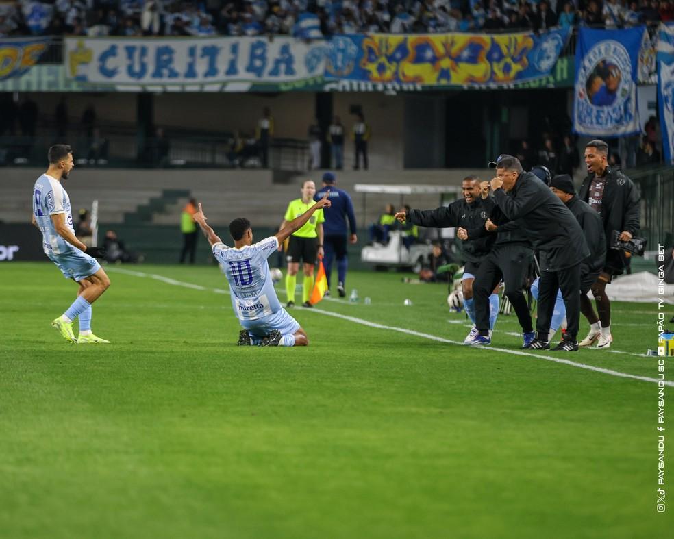 Garcez comemorando um gol pelo Paysandu