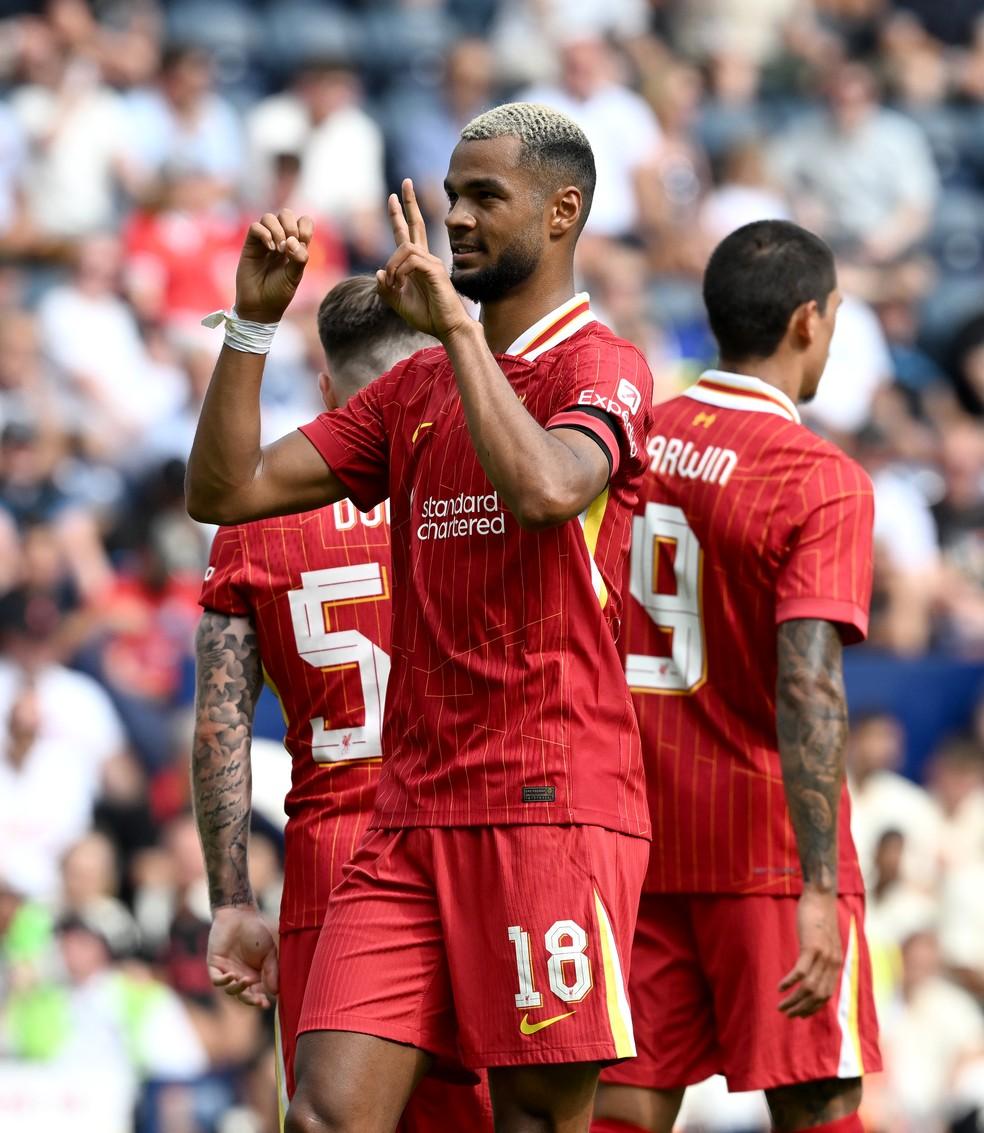 Gakpo faz o número 20 com as mãos em homenagem a Jota