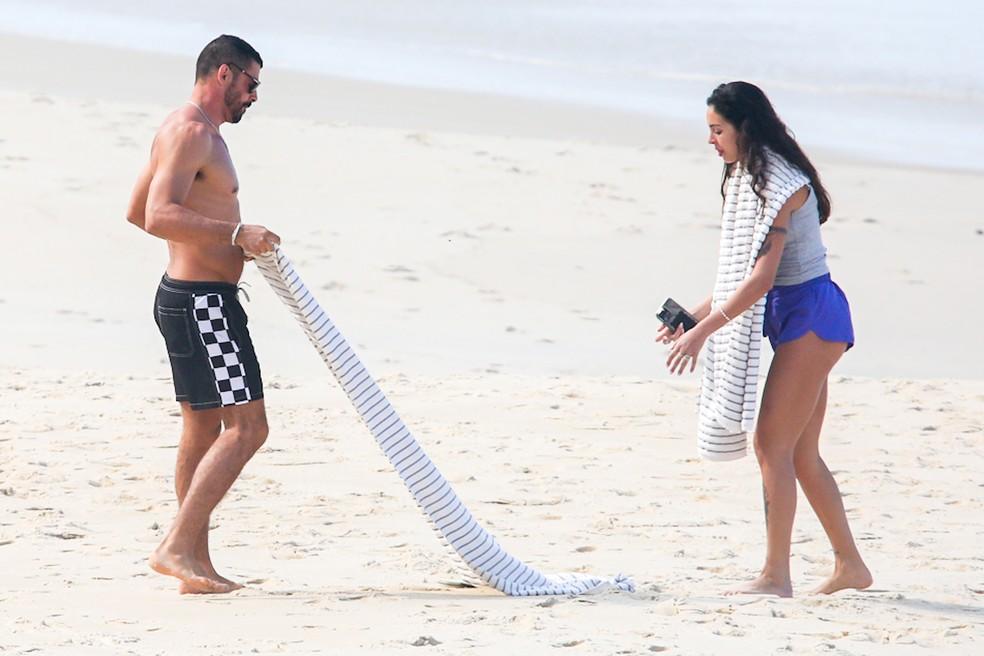 Cauã Reymond na praia em clima de romance