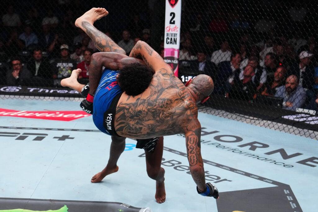 Kevin Holland derruba Daniel Rodriguez durante sua luta no UFC 318.