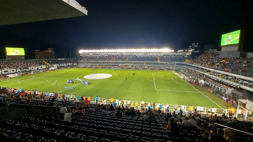 Vila Belmiro em dia de jogo à noite
