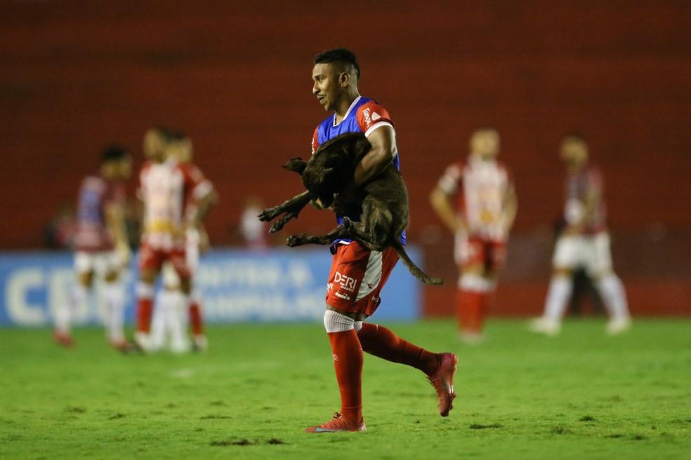 Lateral-direito Marcos Ytalo, do Náutico, tirou o cachorro do campo
