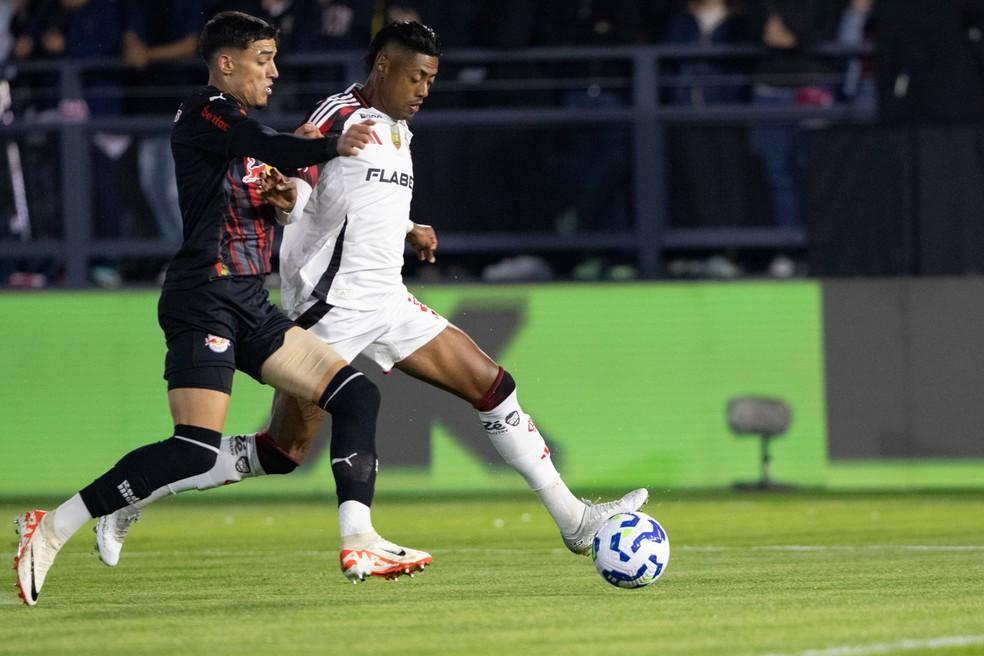 Bruno Henrique disputa bola em Bragantino x Flamengo pelo Brasileirão 2025