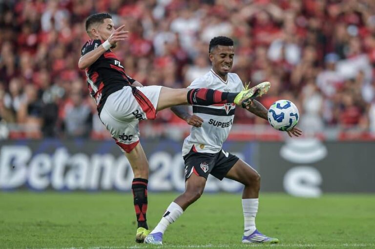 Flamengo Vence São Paulo e Aclama Polêmica de Arbitragem